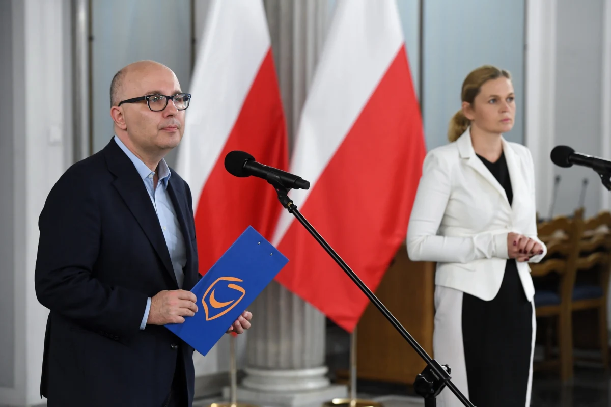 ​Koalicja Obywatelska przedstawia projekt nowelizacji Kodeksu wyborczego i proponuje nowe hybrydowe wybory prezydenckie. Organizacja wyborów prezydenckich przez PKW oraz głosowanie korespondencyjne łączone z tradycyjnym w lokalach wyborczych - to główne założenia projektu, zaprezentowanego przez posłów KO Barbarę Nowacką i Roberta Kropiwnickiego.