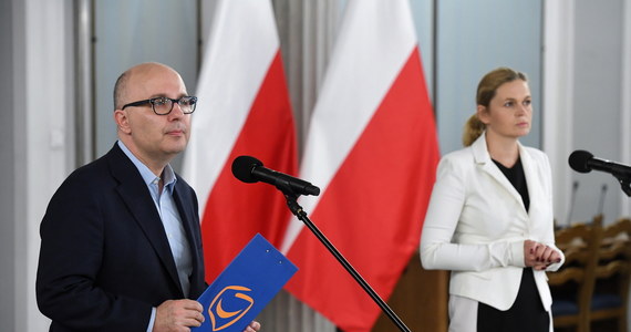 ​Koalicja Obywatelska przedstawia projekt nowelizacji Kodeksu wyborczego i proponuje nowe hybrydowe wybory prezydenckie. Organizacja wyborów prezydenckich przez PKW oraz głosowanie korespondencyjne łączone z tradycyjnym w lokalach wyborczych - to główne założenia projektu, zaprezentowanego przez posłów KO Barbarę Nowacką i Roberta Kropiwnickiego.