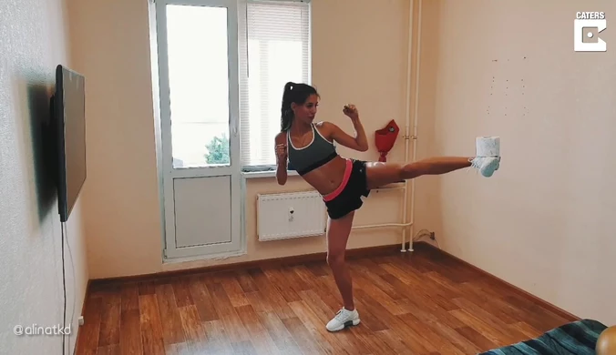 Trenerka taekwondo Alina Szczulewa pokazała swoje umiejętności w niecodzienny sposób. Wideo