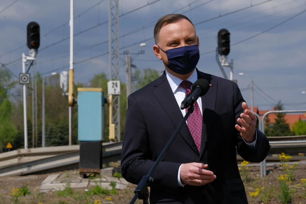 Prezydent Andrzej Duda dołączył do grona osób, które wzięły udział w akcji #hot16challenge2. Wyzwanie rzucone przez rapera Solara ma na celu zebranie pieniędzy na pomoc lekarzom i szpitalom w walce z koronawirusem.