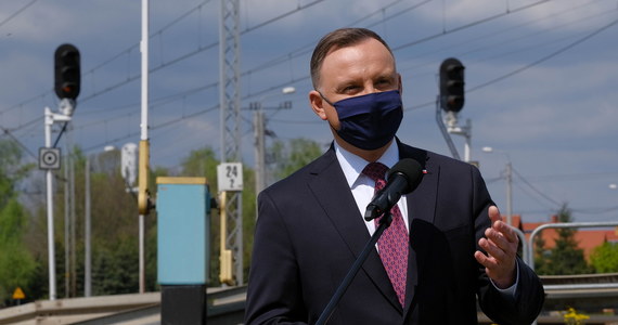 Prezydent Andrzej Duda dołączył do grona osób, które wzięły udział w akcji #hot16challenge2. Wyzwanie rzucone przez rapera Solara ma na celu zebranie pieniędzy na pomoc lekarzom i szpitalom w walce z koronawirusem.