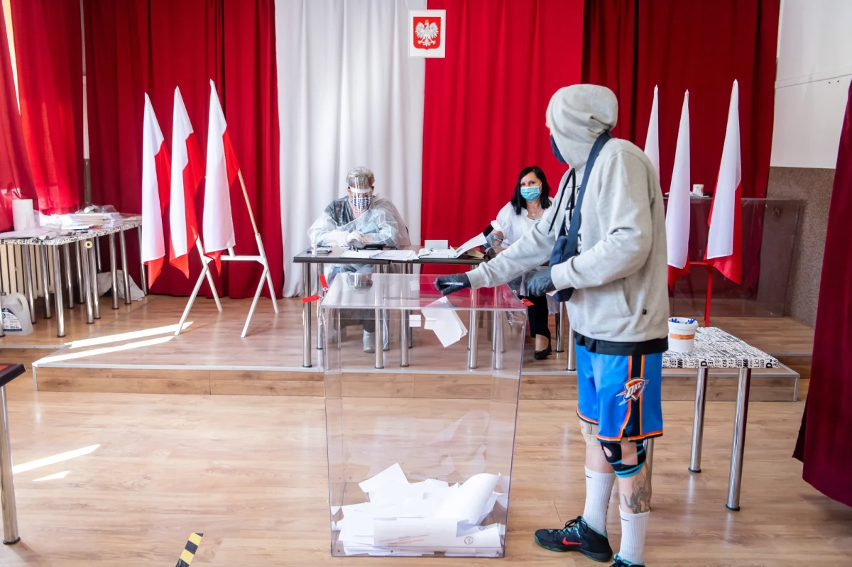 Głosowanie będzie odbywać się w lokalach wyborczych, ale każdy kto będzie chciał, będzie mógł wybrać sposób głosowania w trybie korespondencyjnym - mówił o założeniach projektu nowej ustawy dotyczącej wyborów prezydenckich 2020 r. Przemysław Czarnek z PiS. Przywrócona zostaje też rola PKW - dodał. Projekt został już złożony w Sejmie.