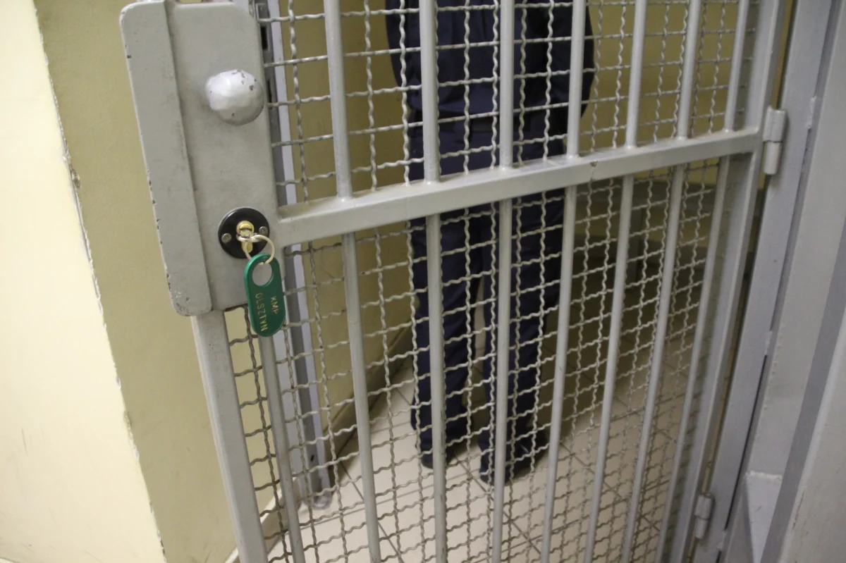 Pijany 34-latek biegał po ulicy Płockiej w Płońsku z uruchomioną piłą spalinową. Krzyczał, że kogoś zabije. Towarzyszył mu jego 30-letni brat.