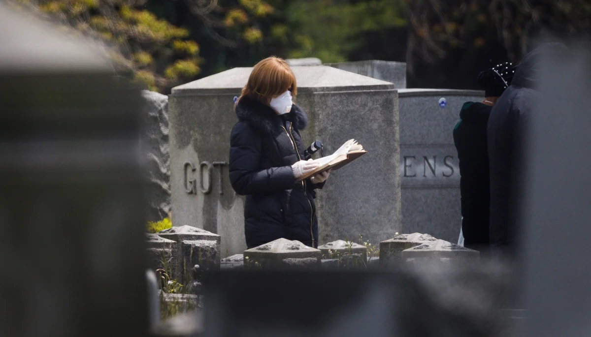 W Stanach Zjednoczonych zmarło już ponad 80 tysięcy ludzi zakażonych koronawirusem - wynika z bilansu prowadzonego przez Uniwersytet Johnsa Hopkinsa w Baltimore. Od połowy kwietnia codziennie umierają tam średnio 2 tysiące chorych na COVID-19.