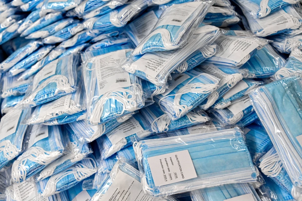 Jak ustalili dziennikarze "Gazety Wyborczej" Ministerstwo Zdrowia kupiło bezwartościowe maseczki za ponad 5 mln zł. Zarobić miał na tym przyjaciel rodziny Łukasza Szumowskiego. Transakcja została sfinalizowana przez wiceministra Janusza Cieszyńskiego.