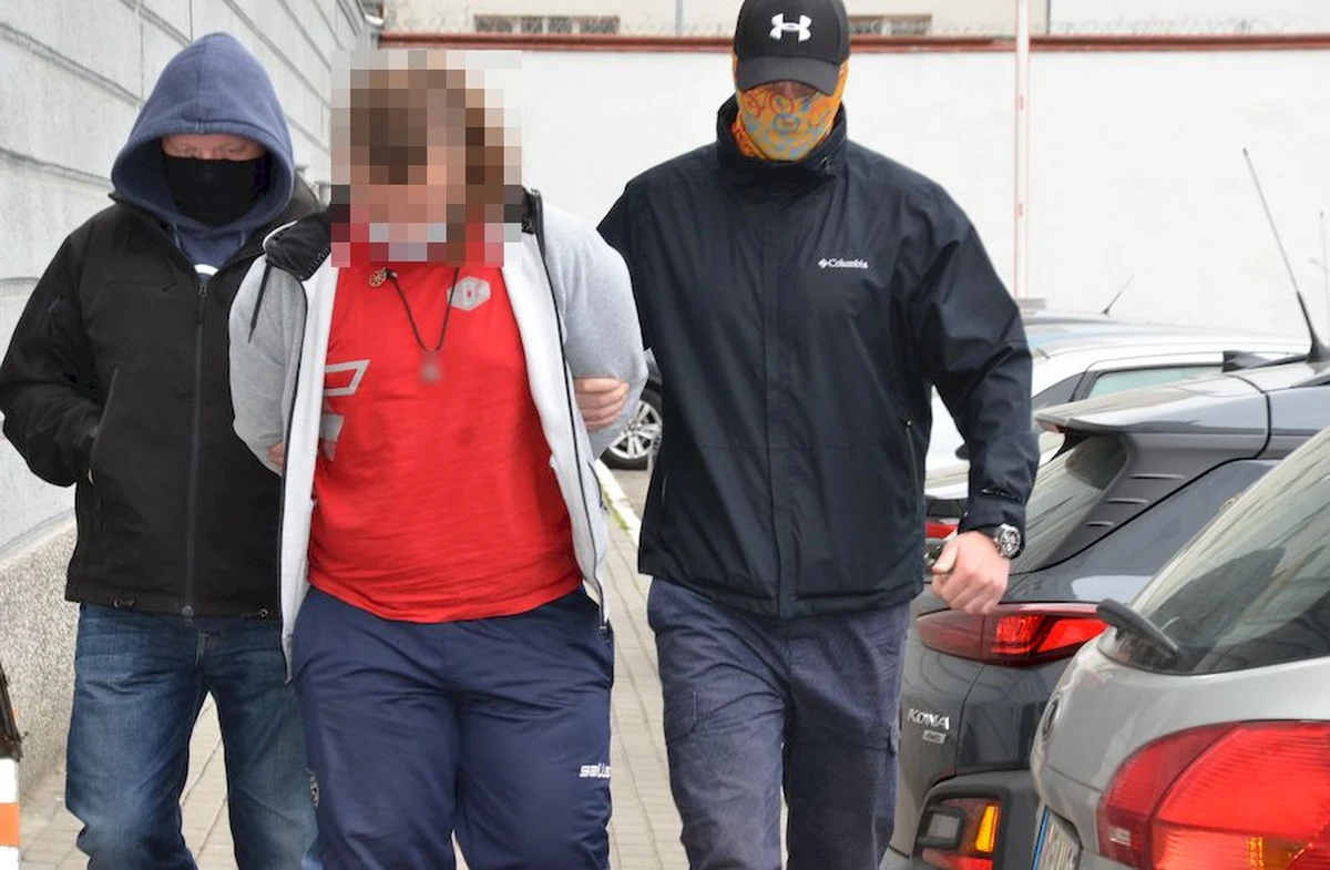 Policjanci z Gdańska zatrzymali dwóch 19-latków w sprawie zdewastowania murów i budynków w Gdańsku Wrzeszczu. Na początku maja pojawiły się na nich symbole nawołujące do nienawiści i propagujące faszyzm. 