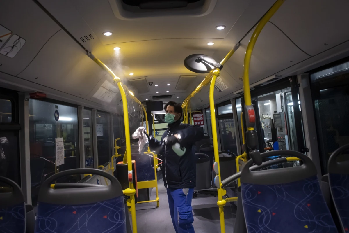 Do tramwajów i autobusów wejdzie 2-3 razy więcej pasażerów niż dziś – ustalili dziennikarze RMF FM. Otwarte zostaną też zakłady fryzjerskie i kosmetyczne oraz bary, kawiarnie i restauracje. Jutro na konferencji prasowej premier ma ogłosić kolejny etap luzowania ograniczeń, który zacznie obowiązywać od poniedziałku 18 maja.