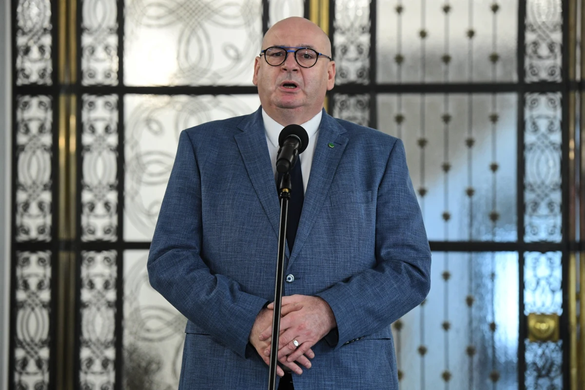 Wicemarszałek Sejmu Piotr Zgorzelski (PSL) znalazł się w kwarantannie po tym, gdy okazało się, że jego sejmowa sekretarka ma koronawirusa - donosi Onet. Badaniu poddał się także szef ludowców Władysław Kosiniak-Kamysz. 