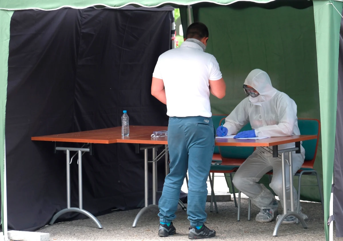 Obecnie sytuacja na Śląsku jest już pod kontrolą. Mamy kilkanaście tysięcy osób zbadanych, z których 600 miało wynik pozytywny, to ok. 5 proc. z przetestowanych - powiedział wiceminister zdrowia Janusz Cieszyński.