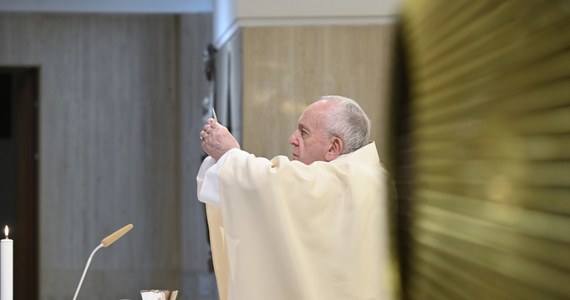 W obchodzony dziś Światowy Dzień Pielęgniarki papież Franciszek podziękował całemu personelowi na świecie za "służbę dla ludzkości". W specjalnym orędziu wyraził uznanie dla poświęcenia i odwagi pielęgniarek oraz pielęgniarzy podczas pandemii koronawirusa. "Jesteście blisko ludzi w kluczowych momentach ich życia, narodzinach i śmierci, chorobach i uzdrowieniach, aby im pomóc przezwyciężyć sytuacje najbardziej traumatyczne. Czasami jesteście blisko nich, gdy umierają, dając pocieszenie i ulgę w ich ostatnich chwilach. Przez to wasze oddanie, należycie do świętych z sąsiedztwa" - podkreślił, zwracając się do wszystkich, którzy mają dziś swoje święto. 