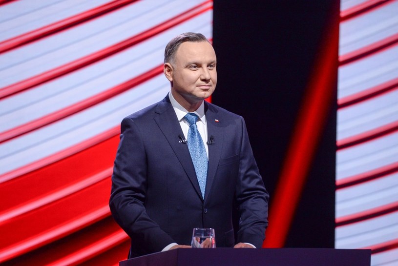 Prezydent Andrzej Duda zaprezentował swoją zwrotkę w ramach akcji #Hot16Challenge2 i wywołał mnóstwo kontrowersji. Udział polityka nie spodobał się wielu raperom, m.in. Peji i Paluchowi. 