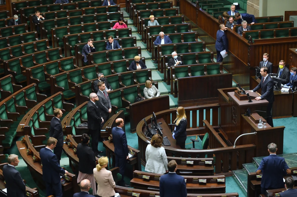 We wtorek Sejm zajął się w pierwszym czytaniu projektem ustawy autorstwa PiS, który przewiduje, że głosowanie w wyborach prezydenckich w 2020 r. będzie odbywać się w lokalach wyborczych, ale będzie też możliwość głosowania korespondencyjnego. Posłowie - po przerwie ogłoszonej przez marszałek Witek do 15:30 - przystąpili do drugiego czytania. Posłanka PiS Mirosława Stachowiak-Różecka złożyła wniosek "o przystąpienie do trzeciego czytania projektu ustawy". Wieczorem posłowie rozpoczęli głosowanie nad poprawkami. Jest ich 47, niektóre są głosowane łącznie. 