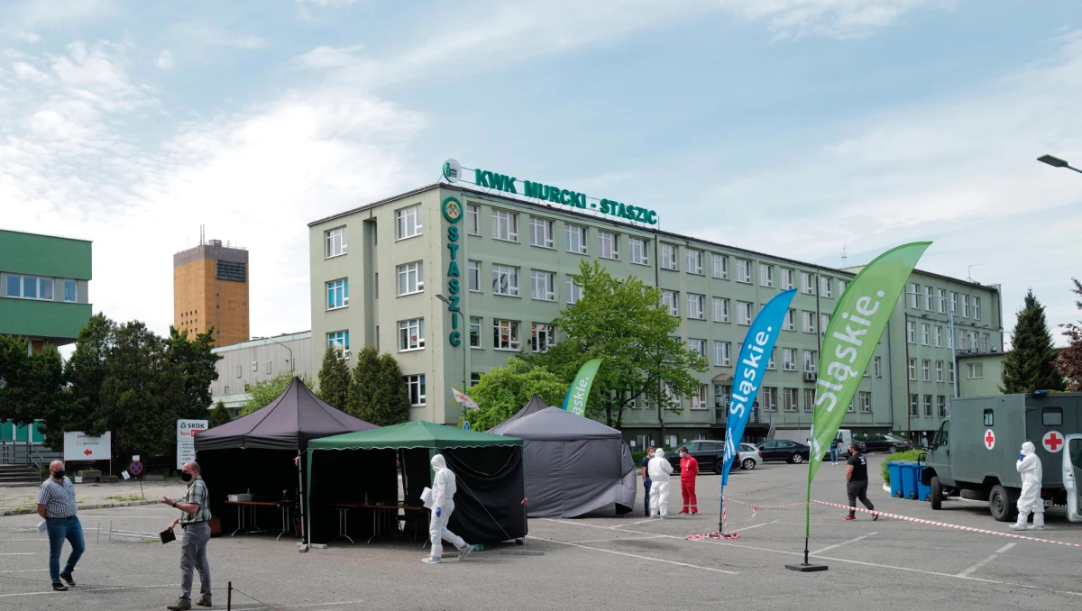 Zakażenie koronawirusem potwierdzono dotąd u 799 górników i ponad 650 członków ich rodzin - poinformował wicepremier Jacek Sasin po wtorkowym posiedzeniu regionalnego sztabu kryzysowego w Katowicach. Dodał, że wśród górników przeprowadzono dotąd ponad 10 tys. testów na obecność koronawirusa.