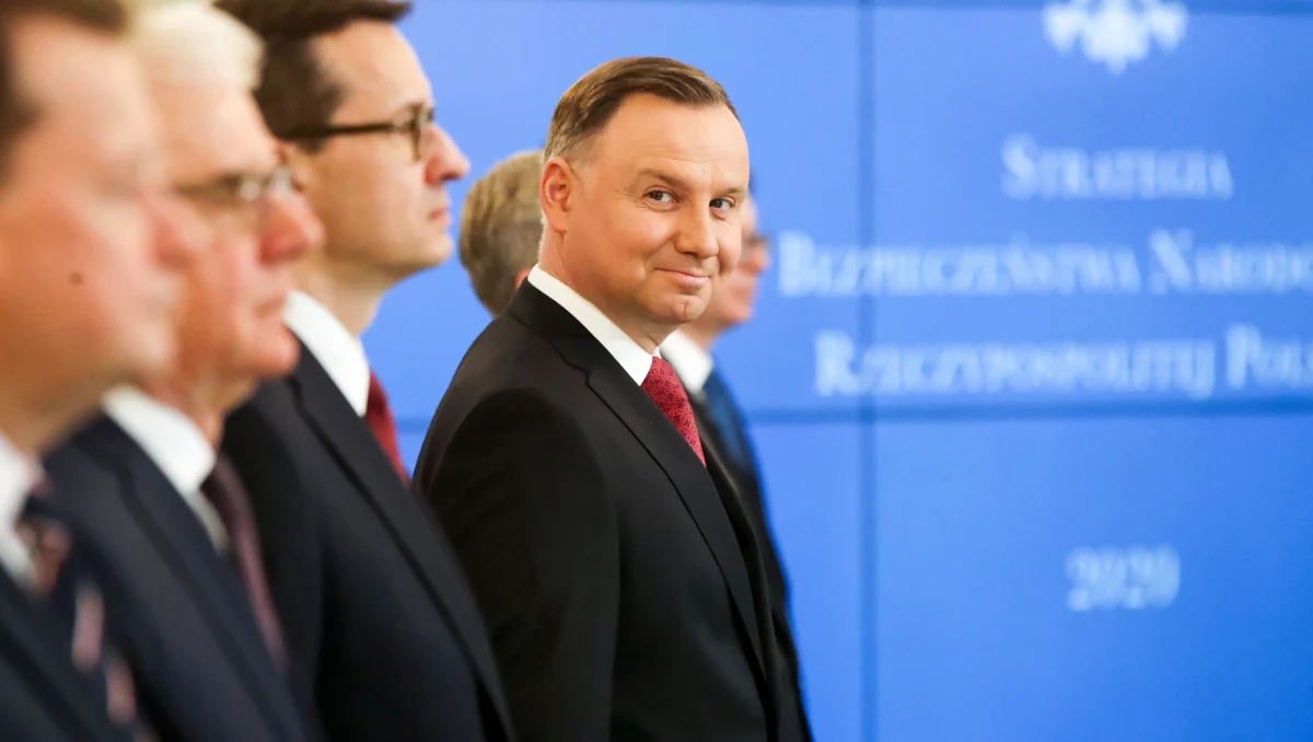 Andrzej Duda wywołał prawdziwą sensację biorąc udział w kampanii #hot16challnege2. Prezydent nagrał kilkanaście wersów hiphopowej zwrotki. Sptokało się się to z reakcją internautów i celebrytów.