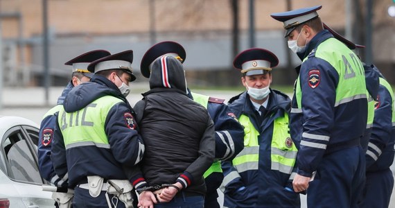 ​W rosyjskim Krasnojarsku dwie nastolatki zgłosiły napaść i przemoc seksualną. Lokalni policjanci złapali winnego mężczyznę, ale także sporządzili wobec ofiar raporty na temat naruszenia "reżimu samoizolacji". Poszkodowane zostały ukarane grzywnami.