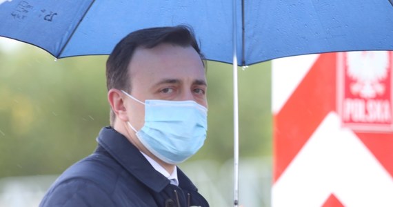 Sekretarz generalny CDU Paul Ziemiak wezwał polski rząd do zniesienia wymogu poddawania się 14-dniowej kwarantannie po wjeździe do Polski, jaki obowiązuje pracowników służby zdrowia w związku z epidemią koronawirusa.