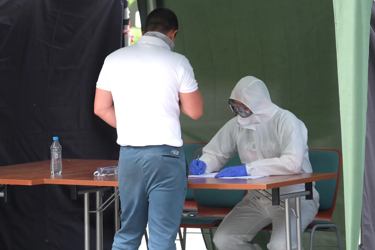 Dzisiejsze dane o nowych zakażeniach na Śląsku pokazują, jak szybko stabilizacja może zmienić się w gwałtowny wzrost - skomentował najnowsze dane o liczbie zdiagnozowanych we wtorek zakażeń COVID-19 prezes Narodowego Funduszu Zdrowia Adam Niedzielski.