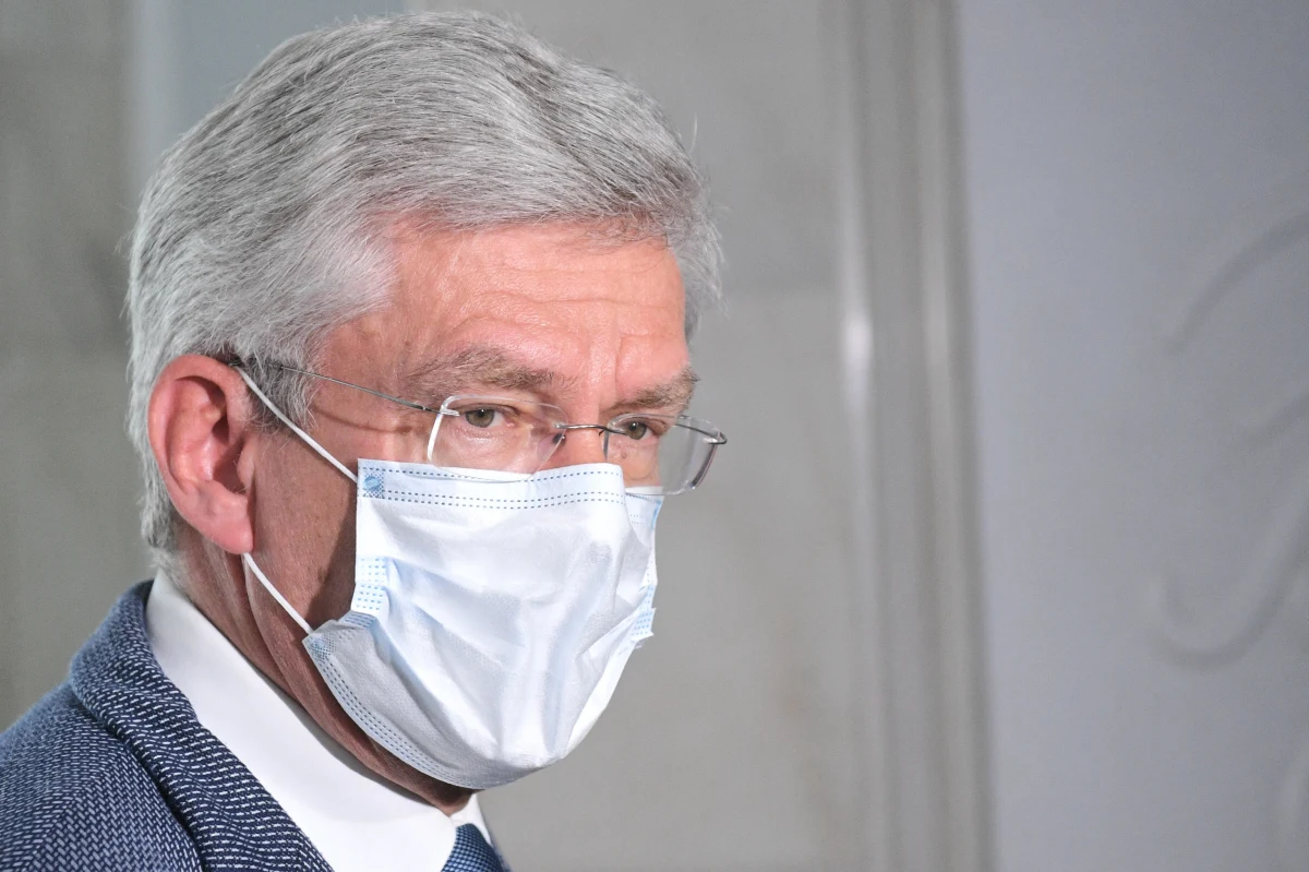 "Rezygnuję dziś z funkcji wicemarszałka Senatu. Wracam do zawodu, ale nie wycofuję się z polityki. Dalej będę senatorem i będę współpracował" – poinformował w Porannej rozmowie w RMF FM Stanisław Karczewski. Na konferencji prasowej podał, że PiS rekomenduje na wicemarszałka Senatu Marka Pęka.