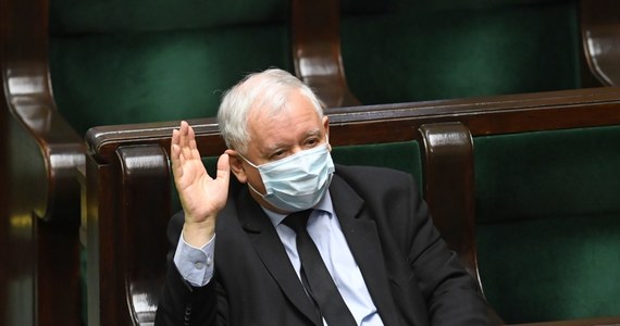 "Nasza opozycja nie uznaje reguł demokratycznych. (…) Nie cofnęli się przed zablokowaniem wyborów z bardzo prostego powodu: ponieśliby w nich ciężką porażkę" - oświadczył prezes PiS Jarosław Kaczyński w wywiadzie opublikowanym w dzisiejszej "Gazecie Polskiej". Wykluczył możliwość ogłoszenia stanu klęski żywiołowej. Jak przekonywał, "w sytuacji, w której skutecznie przeciwdziałamy epidemii na mocy istniejących przepisów, byłoby (to) oczywistym i jawnym złamaniem konstytucji", a co więcej: "uruchomiłoby tzw. przemysł prawniczy w kierunku uzyskiwania odszkodowań". Jarosław Kaczyński ocenił również, że decyzja ws. pozostania Małgorzaty Kidawy-Błońskiej w wyścigu do Pałacu Prezydenckiego zależy od Donalda Tuska.