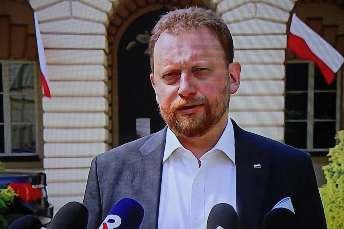 Zgodnie z zapowiedzią, wysłaliśmy dziś zawiadomienie do Prokuratury ws. maseczek, które nie spełniają norm – informował w środę minister zdrowia Łukasz Szumowski.