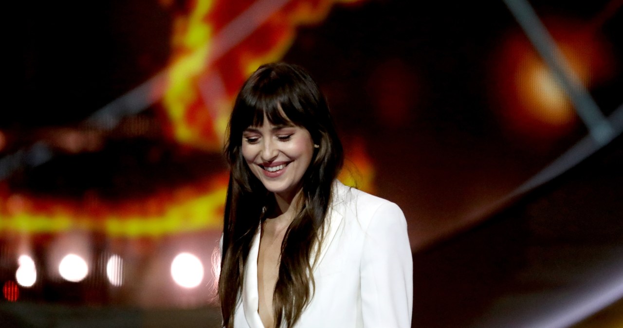 Dakota Johnson w ostatnim wywiadzie zdradziła, że trwająca pandemia koronawirusa jest dla niej źródłem ogromnego niepokoju. "Myślę o tym w dzień i w nocy" - przyznała gwiazda "Greya". Aktorka odniosła się także do swoich wieloletnich zmagań z depresją.