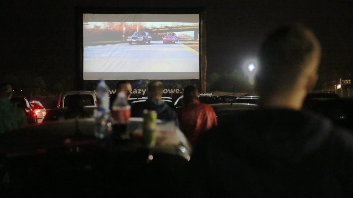 W III etapie odmrażania polskiej gospodarki przedstawionym dziś przez rząd pojawiły się zmiany dot. życia kulturalnego. Od 18 maja dozwolone będzie m.in. funkcjonowanie kin plenerowych i samochodowych. Filmowcy mogą wrócić na plany zdjęciowe. 