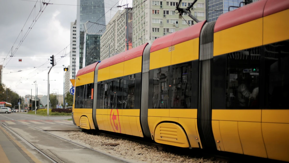 Premier Mateusz Morawiecki ogłosił, że od 18 maja zostaną zniesione kolejne obostrzenia w związku z pandemią koronawirusa. Zgodnie z nimi będzie można pójść do kosmetyczki, fryzjera, czy do restauracji. Zmiany czekają też pasażerów komunikacji miejskiej.