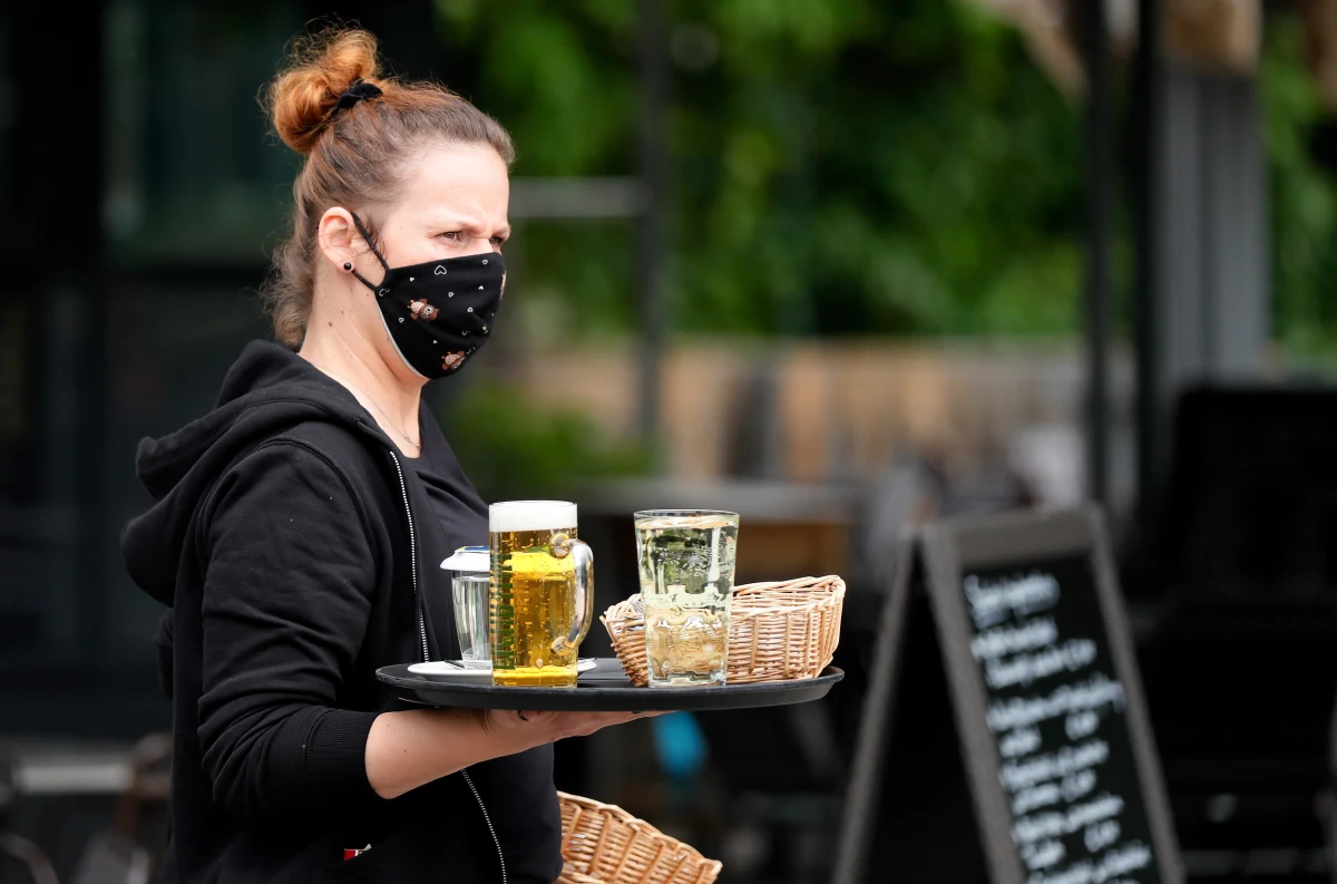 Od poniedziałku 18 maja znów mogą działać bary, kawiarnie i restauracje. To trzeci etap luzowania obostrzeń przez rząd. Na razie nie zdecydowano się na złagodzenie restrykcji ws. organizacji wesel. 