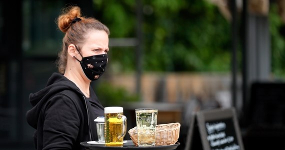 Od poniedziałku 18 maja znów mogą działać bary, kawiarnie i restauracje. To trzeci etap luzowania obostrzeń przez rząd. Na razie nie zdecydowano się na złagodzenie restrykcji ws. organizacji wesel. 