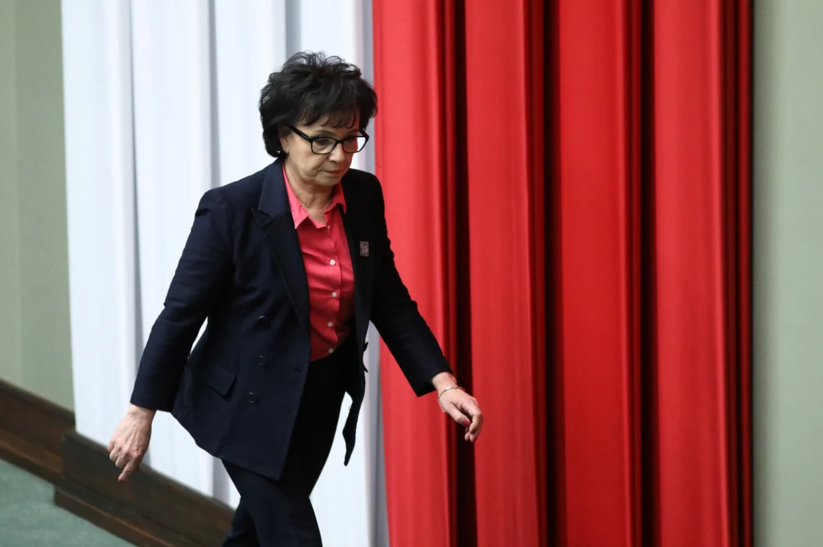 Marszałek Sejmu Elżbieta Witek najprawdopodobniej ogłosi termin wyborów prezydenckich dopiero po wejściu w życie nowych reguł dotyczących głosowania hybrydowego z ustawy PiS - ustalili nieoficjalnie reporterzy RMF FM.  Według naszych informacji, premier może do tego czasu wstrzymać publikację uchwały Państwowej Komisji Wyborczej w Dzienniku Ustaw. 