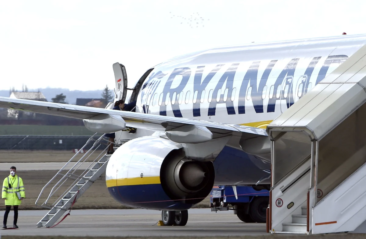 Największy europejski przewoźnik lotniczy, linie Ryanair, planuje uruchomić 40 proc. rejsów z początkiem lipca. Ma wznowić loty z 80 lotnisk na kontynencie. 