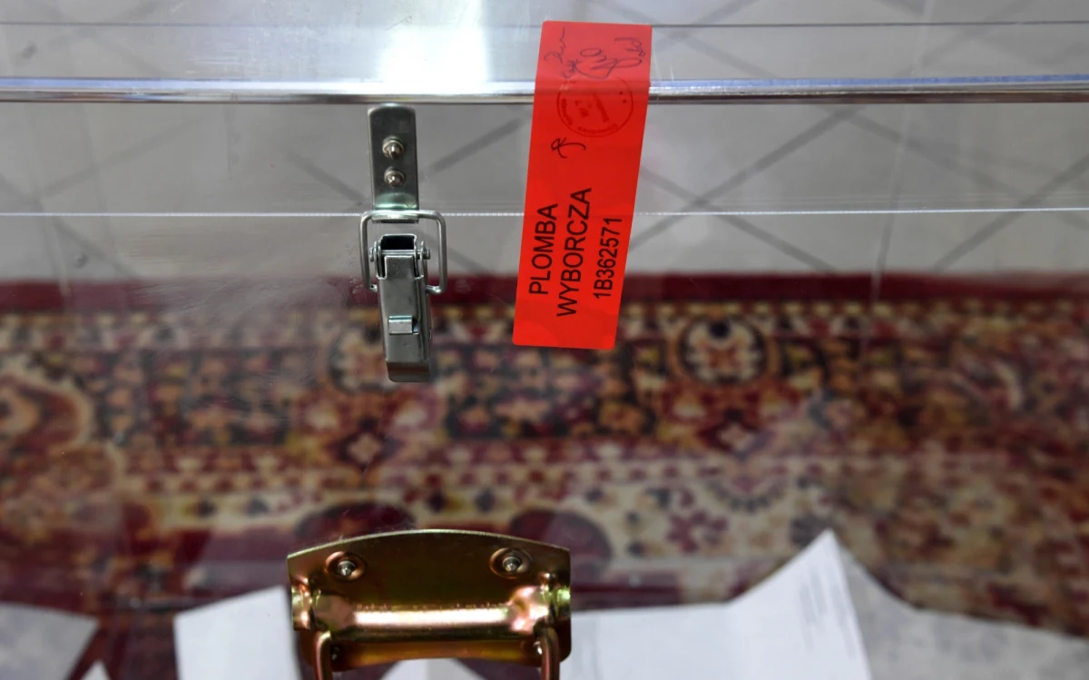 ​Ponad 100 zażaleń na decyzję o umorzeniu śledztwa w sprawie zagrożenia wyborami podczas epidemii trafiło do Prokuratury Rejonowej Warszawa-Mokotów - dowiedział się reporter RMF FM Krzysztof Zasada. Chodzi o jedno z najkrótszych prokuratorskich postępowań w historii. Po wszczęciu dochodzenia przez prokurator Ewę Wrzosek, po niespełna trzech godzinach zostało ono umorzone przez jej przełożoną.