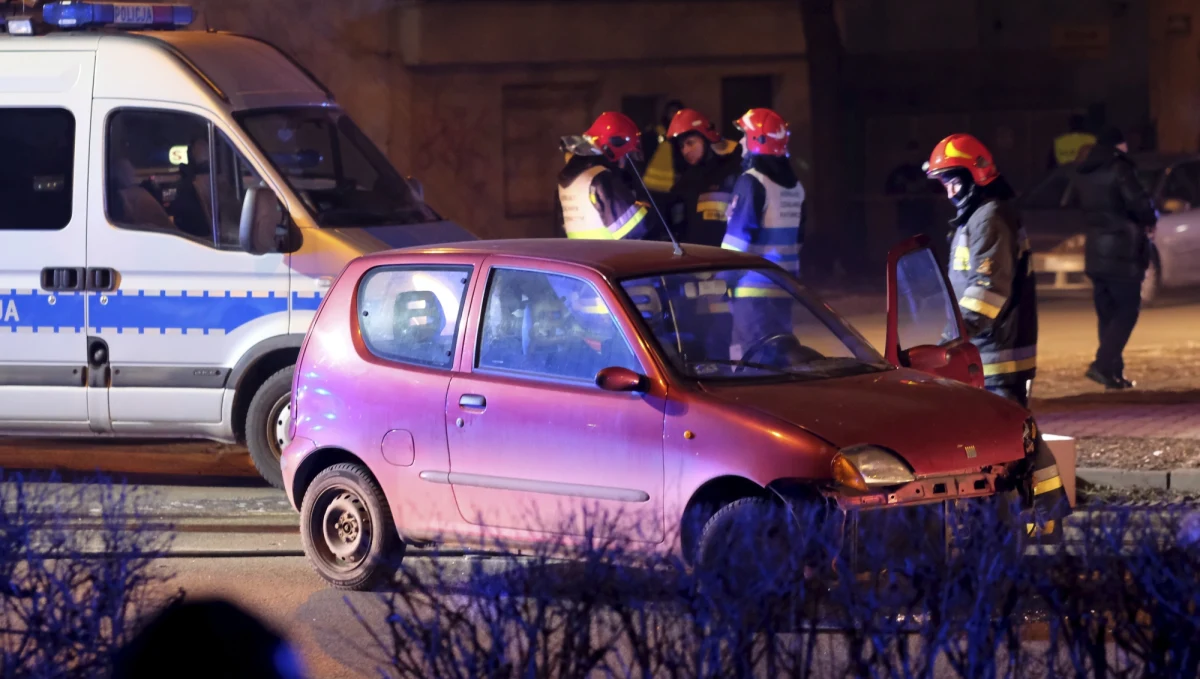 Krakowska prokuratura ponownie umarza śledztwo w sprawie zbiórki pieniędzy na zakup seicento dla mężczyzny oskarżonego o spowodowanie wypadku w którym ucierpiała była premier Beata Szydło – dowiedzieli się reporterzy RMF FM.