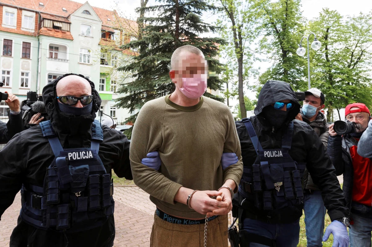 Legnicka prokuratura złoży do sądu wniosek o areszt dla mężczyzny podejrzanego o usiłowanie zabójstwa 35-letniej kobiety. We wtorek kobieta został postrzelona w jednym z bloków w Legnicy. Przebywa w szpitalu. Jej stan jest krytyczny.