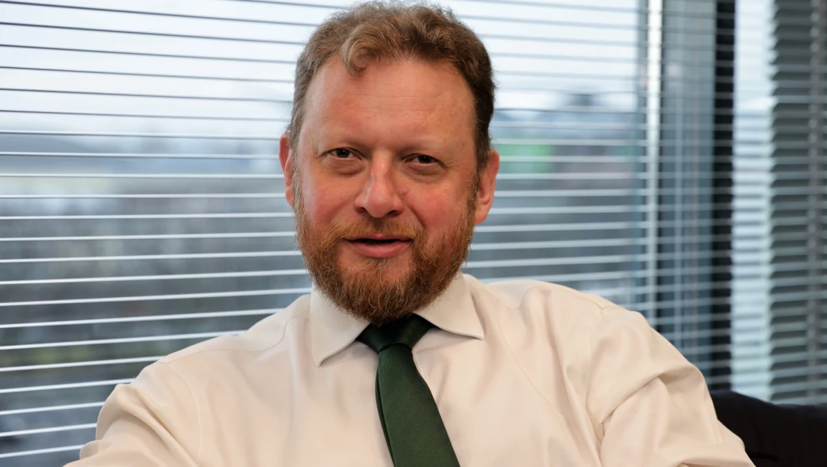 „Poczucie bezpieczeństwa wróciło. Ono z jednej strony jest dobre, bo cieszę się, że ludzie przestają się bać tak zupełnie, a z drugiej strony ludzie niestety przestają się dystansować i to jest złe” – stwierdził w Porannej rozmowie w RMF FM Łukasz Szumowski. Minister zdrowia przyznał, że zdaje sobie sprawę, że Polacy w weekend tłumnie odwiedzali plaże i inne miejsca wypoczynku. Podkreślił, że w czasie jazdy do pracy widzi ludzi, którzy nie noszą maseczek lub mają je założone na brodzie.  „Nie jest to dobre, bo my możemy znosić obostrzenia, ale jak widzimy na przykładzie Seulu, jeżeli nie stosujemy się do zasad dystansowania to niestety jeden człowiek potrafi zarazić 100 innych” – zaznaczył. 