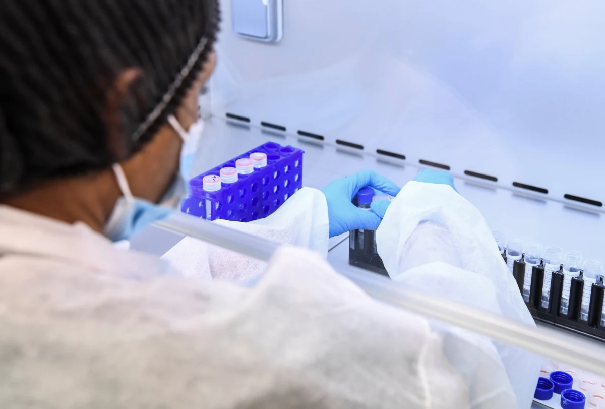 FBI wydała oficjalny apel do amerykańskich naukowców pracujących nad szczepionką i lekarstwami na Covid-19. Federalne Biuro Śledcze ostrzega, że Chiny mogą próbować wykraść dane z ich badań, mających na celu pokonanie pandemii koronawirusa.