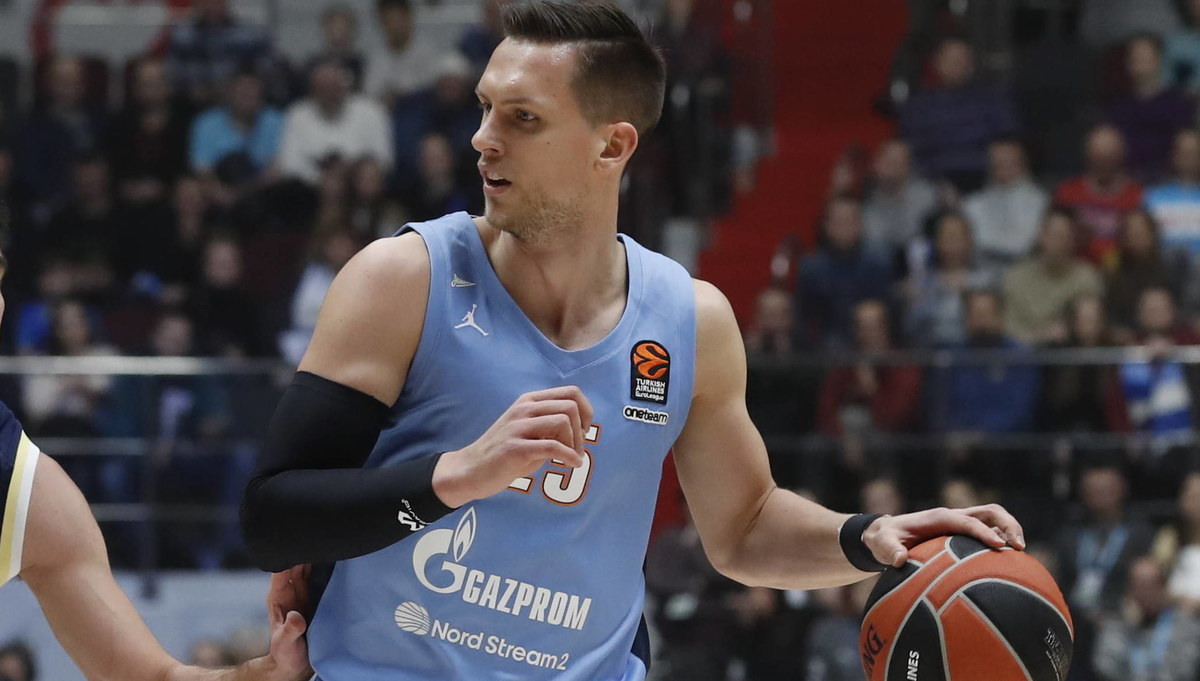 „Do końca marca mogliśmy swobodnie korzystać z obiektów sportowych klubu. Później wprowadzono obostrzenia. Zenit w całej sytuacji zachowuje się bardzo profesjonalnie. Obecnie czekamy na decyzję Euroligi, czy wrócimy do gry” – mówi koszykarz Mateusz Ponitka. Jeden z liderów reprezentacji Polski opowiedział także o swoich wrażeniach po roku spędzonym w Petersburgu, tęsknotą za koszykarską kadrą oraz o ciągle niespełnionym marzeniu dotyczącym ligi NBA. 
