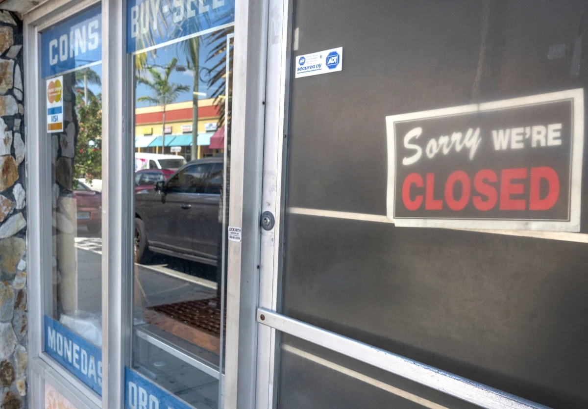 Prezes Fed Jerome Powell powiedział w środę, że gospodarcze skutki pandemii koronawirusa mogą się okazać długofalowe, a kondycja gospodarki USA może zależeć od kolejnych pakietów pomocowych. Podkreślił, że kryzys dotyka najbardziej ludzi słabo zarabiających.