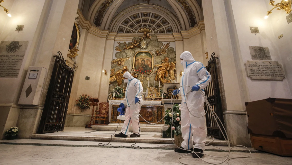 Żołnierze rozpoczęli w środę w Rzymie operację dezynfekcji we wszystkich kościołach w ramach przygotowań do powrotu wiernych na msze począwszy od 18 maja. O pomoc w tej sprawie zwrócił się do wojska i władz wikariat Wiecznego Miasta.