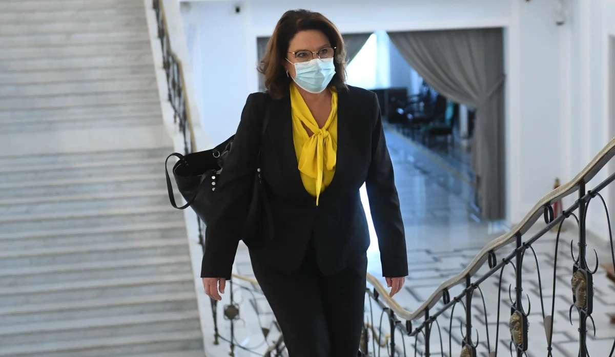 ​Małgorzata Kidawa-Błońska nie chce się wycofać z wyborów prezydenckich, mimo że szefostwo partii sugeruje jej takie rozwiązanie — informuje portal Onet. Lista osób, które mogłyby zastąpić Kidawę-Błońską jest już długa.