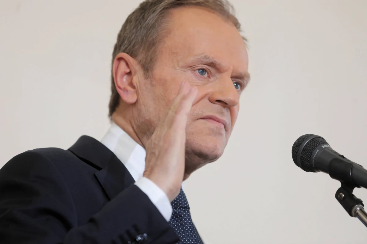 Na tak twardą, kompletnie nielogiczną, dyskomfortową kampanię wyborczą Donald Tusk byłby kandydatem znakomitym. Ale nie wyraża on zgody na kandydowanie, więc dywagowanie nad tym, czy wystartuje jest wyłącznie teoretycznym rozważaniem - mówił senator KO Bogdan Zdrojewski.