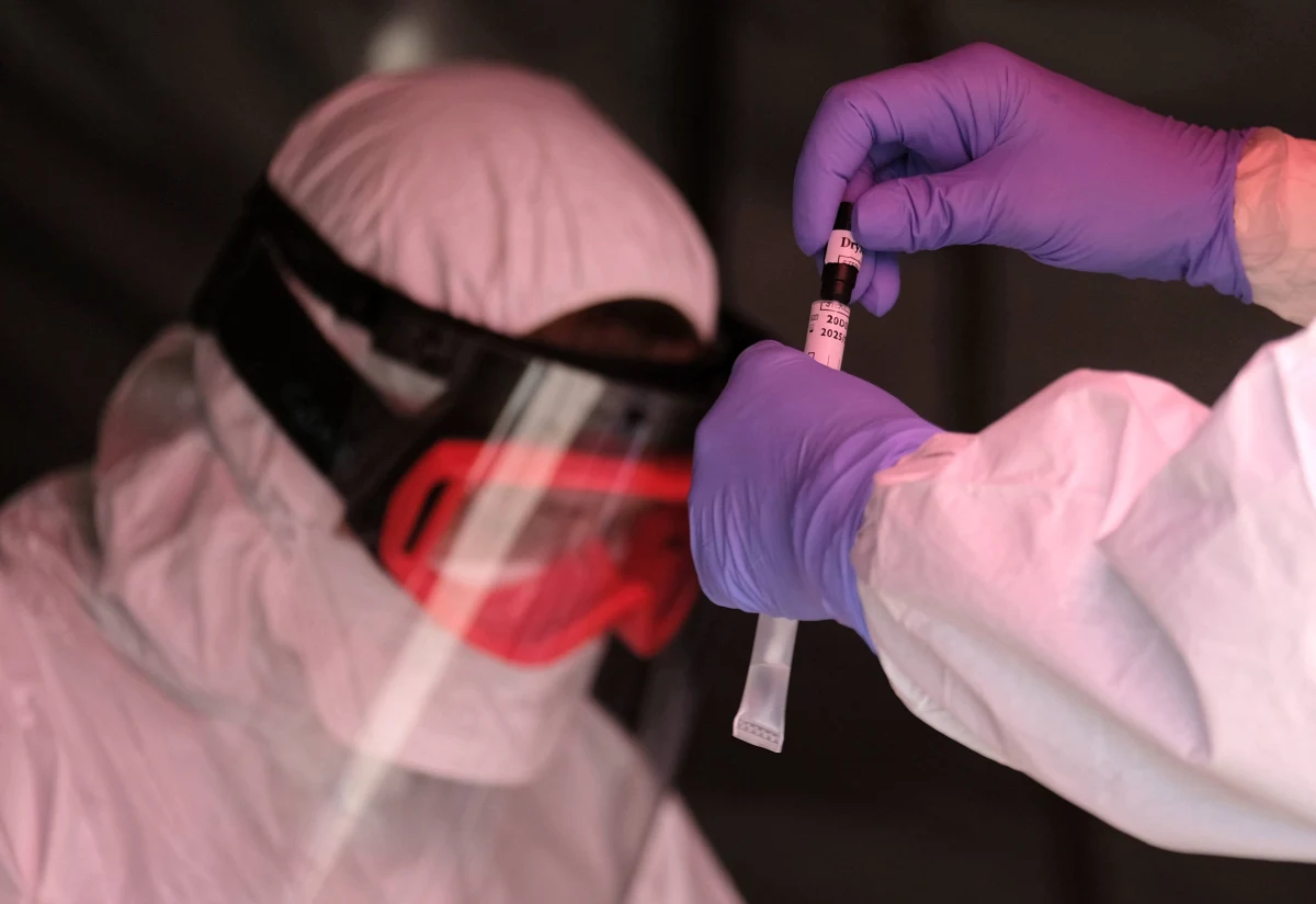 Łączna liczba górników, u których potwierdzono zakażenie koronawirusem, przekroczyła 1,4 tys. - wynika z informacji służb sanitarnych i górniczych firm. Od środy w dwóch z trzech dotkniętych epidemią spółek węglowych przybyło w sumie ponad 200 nowych przypadków.