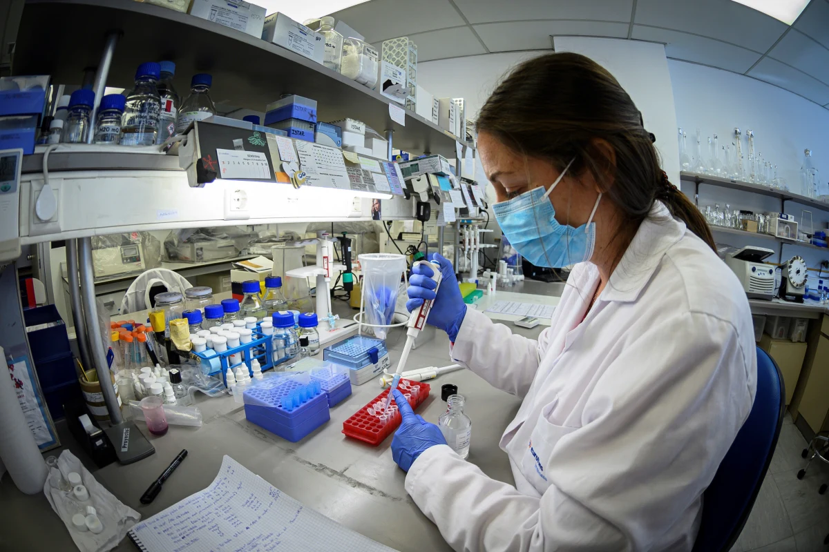 Sekretarz stanu w resorcie gospodarki Francji Agnes Pannier-Runacher oświadczyła, że nie do zaakceptowania jest plan francuskiego giganta farmaceutycznego Sanofi. Dyrektor firmy oświadczył, że prawo pierwokupu szczepionki na koronawirusa ma rząd USA.  