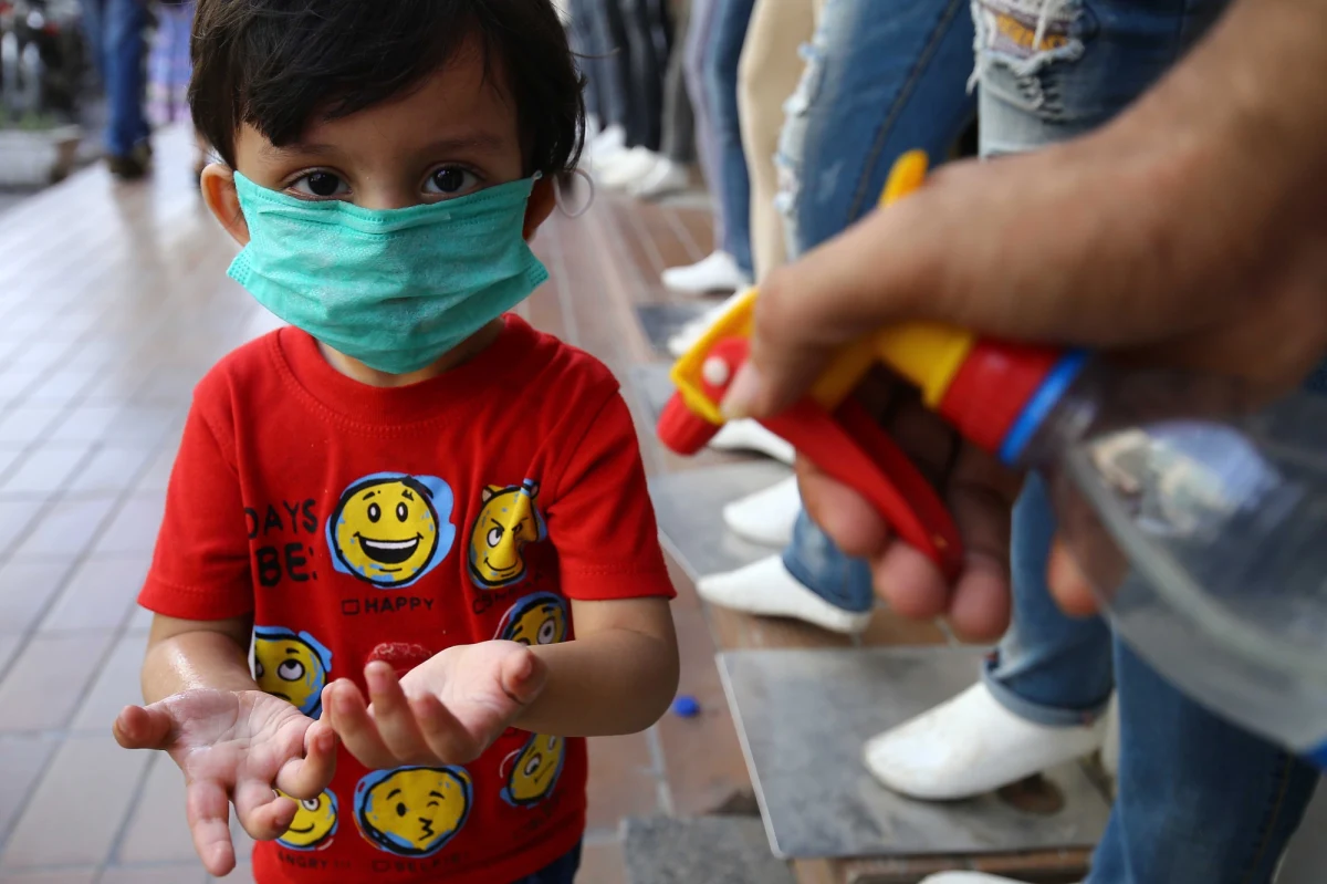 W Wielkiej Brytanii odnotowano już 100 przypadków nowego schorzenia u dzieci, które może być powiązane z koronawirusem. Przypomina symptomami chorobę Kawasakiego, a określana jest jako wielosystemowy zespół zapalny. Lekarze nie ignorują tego faktu, ale apelują, by w natłoku informacji nie wpadać w panikę.