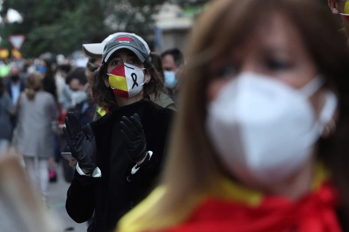 "Komisja Europejska (…) wskazywała, że jest to produkt, który spełnia standardy FFP2. A niezależne badania dowiodły, że jest to tezą fałszywą" - tak o unijnych maseczkach, przekazanych Polsce przez KE, mówił na konferencji prasowej wiceminister zdrowia Janusz Cieszyński. To stwierdzenie sprzeczne z ustaleniami korespondentki RMF FM Katarzyny Szymańskiej-Borginon, która donosiła, że Polska nie tylko znała specyfikację maseczek, ale prosiła o kolejne ich partie. Wiceminister Cieszyński poinformował ponadto, że "dzisiaj pani komisarz podziękowała panu ministrowi Szumowskiemu za to, że takie ostrzeżenie (ws. maseczek) przekazał, za to, że dzięki nam nie tylko polscy pacjenci, nie tylko polscy medycy, ale też mieszkańcy całej Unii Europejskiej, będą mogli być bezpieczni".