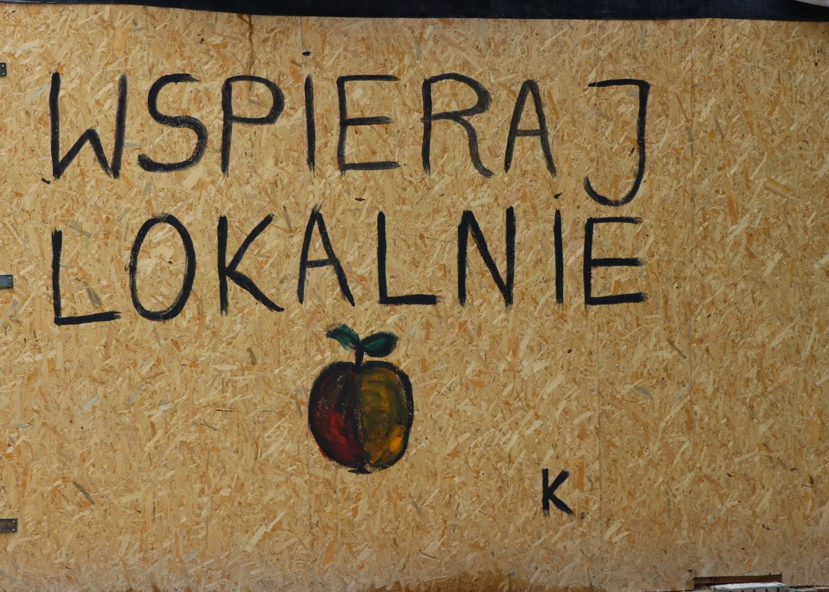 Już od poniedziałku od nowa startuje branża gastronomiczna. Restauracje czy bary będą ponownie mogły być otwarte. W wielu miejscach już trwają przygotowania. Żeby lokale mogły funkcjonować zgodnie z nowymi obostrzeniami , muszą wprowadzić wiele zmian. 
