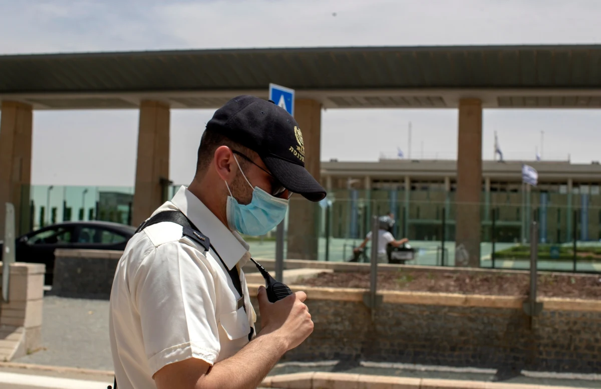 Od czwartku 16 kwietnia w Polsce obowiązuje nakaz zakrywania ust i nosa w przestrzeni publicznej. Czy Ministerstwo Zdrowia rozważa poluzowanie tego obowiązku? Niewykluczone. Jak mówił dziś wiceminister zdrowia Sławomir Gadomski,  „są regiony, w których być może jesteśmy w stanie poluzować te obowiązki”. Dodał, że w ciągu 1-2 tygodni być może zostanie zaproponowany model wyłączający pewne regiony z tego obowiązku w przestrzeni otwartej.