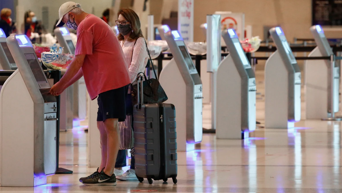 Blisko 3 mln Amerykanów wystąpiło w ubiegłym tygodniu o zasiłek dla bezrobotnych - podało w czwartek amerykańskie ministerstwo pracy. W ciągu minionych dwóch miesięcy złożono ponad 36 mln takich wniosków.