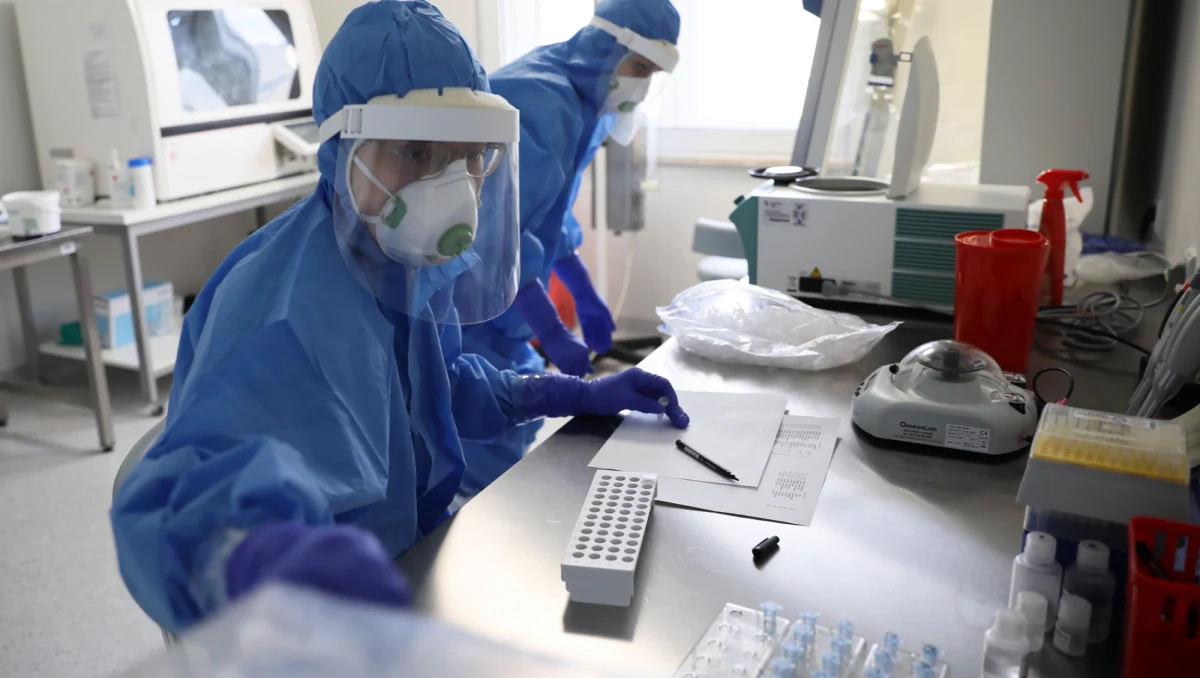 Powiatowa Stacja Sanitarno-Epidemiologiczna w Radomiu poinformowała w czwartek o śmierci 18-latki chorej na COVID- 19. To najmłodsza ofiara koronawirusa w regionie.