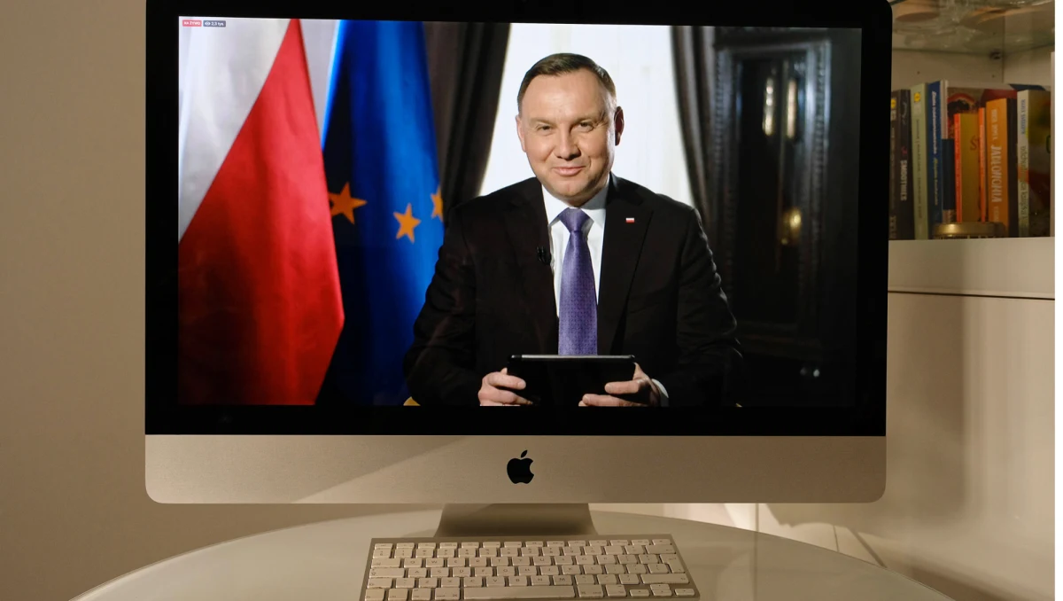 Podczas internetowego wywiadu Andrzej Duda odpowiedział na pytania dotyczące jego utworu w ramach akcji #hot16challenge2. Prezydent odniósł się do pytań o wers: „Nie pytają cię o imię walczą z ostrym cieniem mgły”.